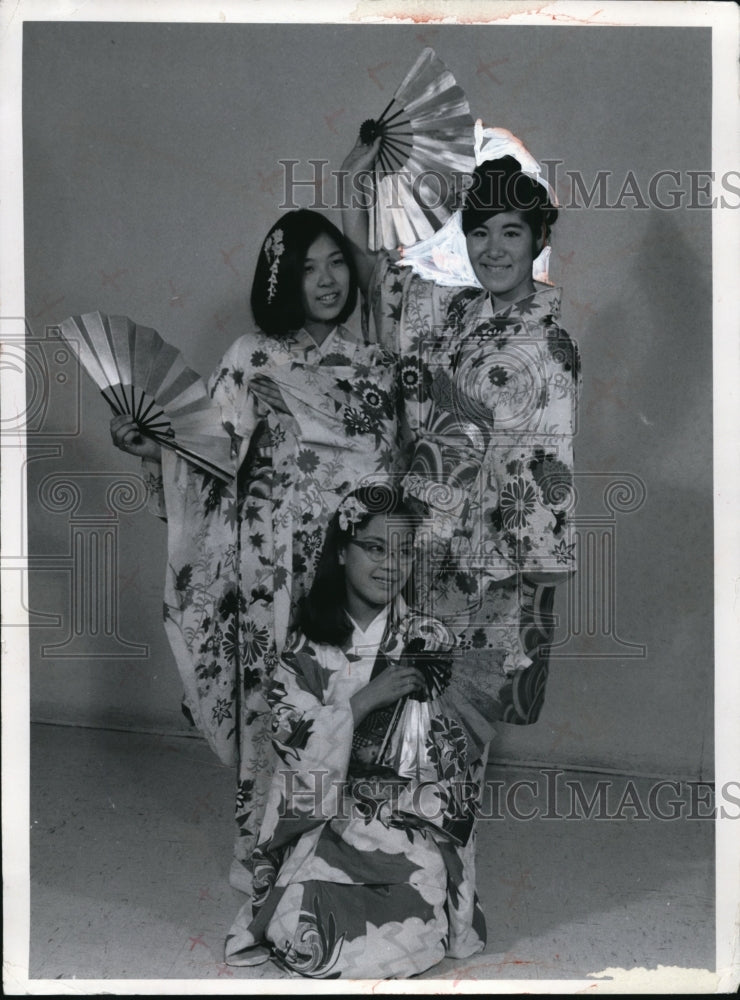 1971, Dancing Japanese - cvb28978 - Historic Images