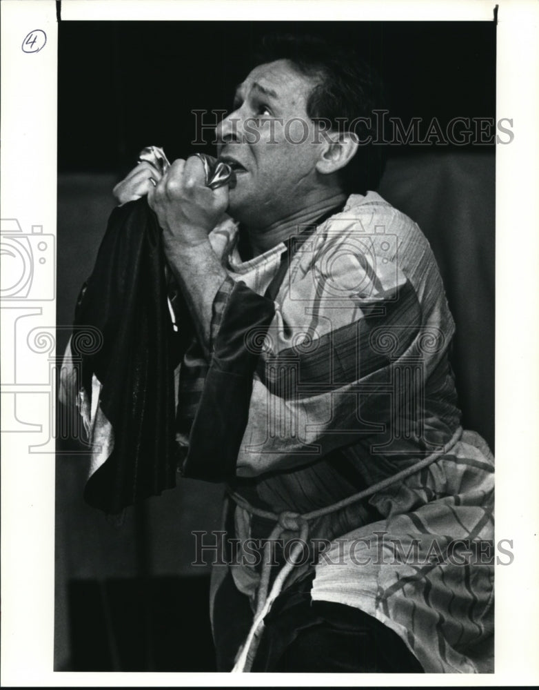 1990 Press Photo Howard Taylor rehearses a scene in Canterbury Tales - Historic Images