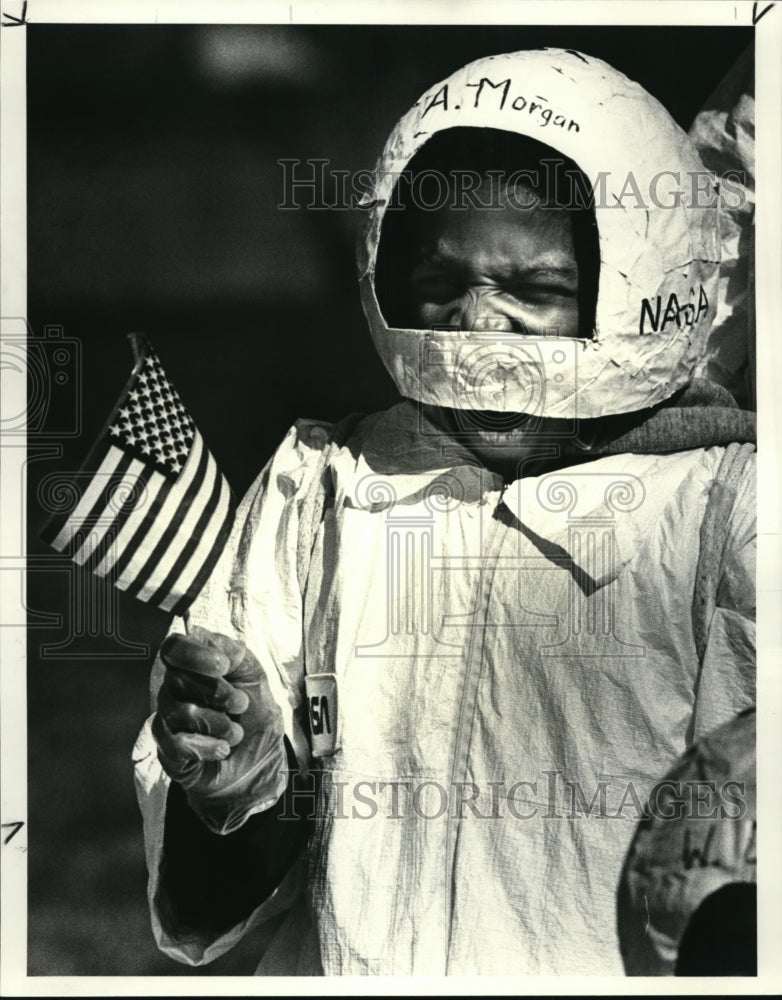 1987 Press Photo Arturo Morgan at the NASA LEwis Research Center - cvb29021 - Historic Images