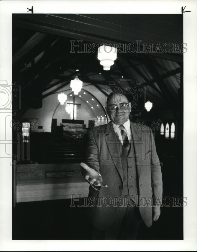 1986, Rev John F Pogue, extends a hand of welcome to his new church - Historic Images