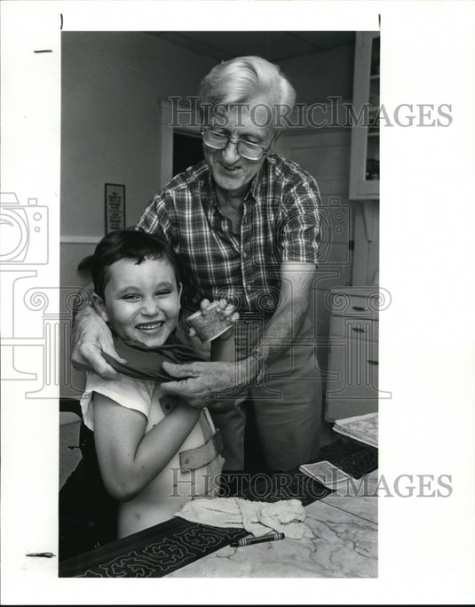 1987 Press Photo Justin Melendez works & plays with his friend Jack Merriman - Historic Images