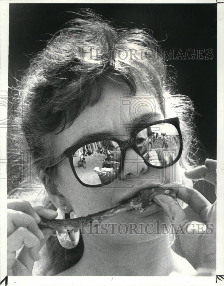 1986 Press Photo Monica Mahoney at the Rib Burnoff at Mall C - cvb29079 - Historic Images