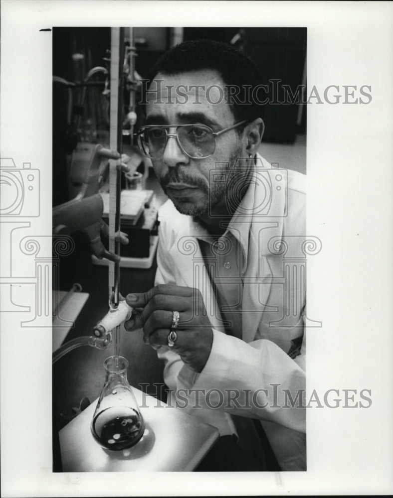 1989 Press Photo Gerald C. Lee, Chemist for the Baldwin plant of the Cleveland - Historic Images