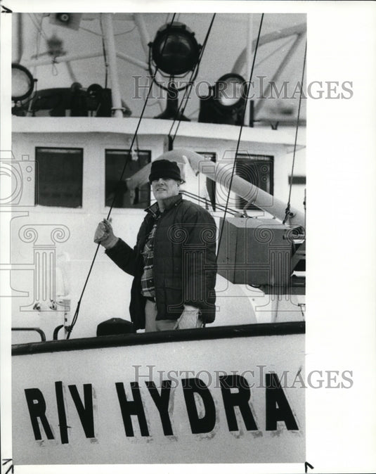 1989 Press Photo Captain Wayne Bratton on the bow of the Hydra, research vessel - Historic Images