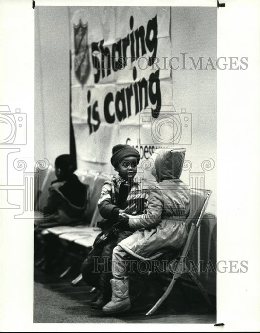 1987 Press Photo Sherry Davis plays patty cake w/ Ericka Rowdy at Salvation Army - Historic Images