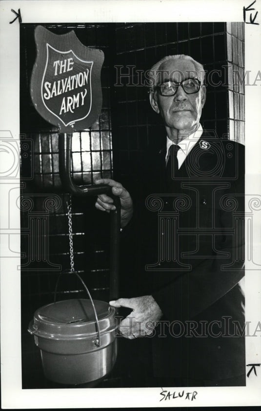 1985 Press Photo Salvation Army volunteer Robert Mossburg at Higbee's Mall - Historic Images
