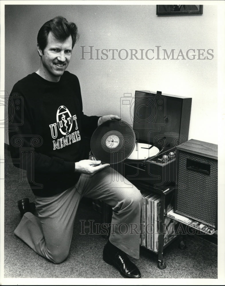 1985 Press Photo Gary Frank &amp; his Elvis record collection - cvb29187 - Historic Images