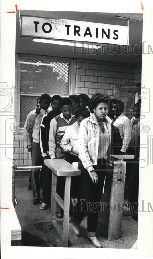 1980 Press Photo Westech Students arrive on Rapid Train from Eastside - Historic Images
