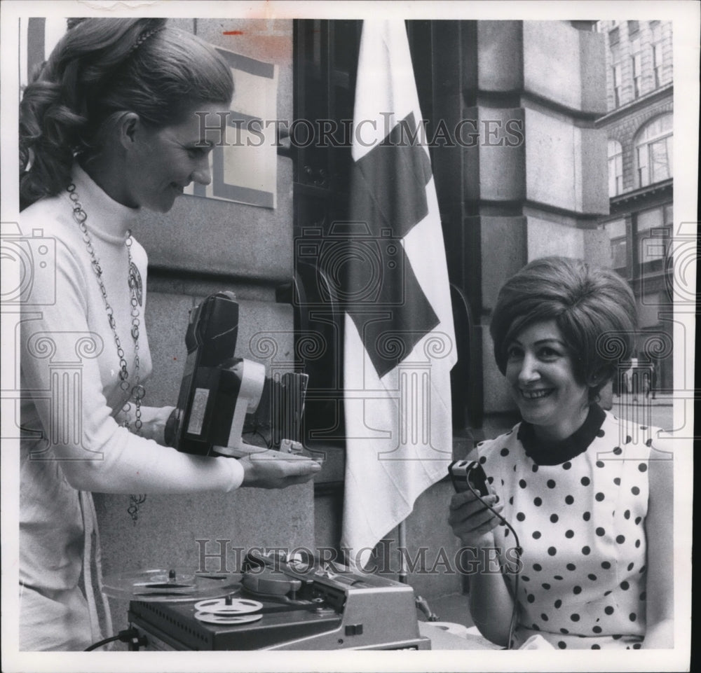 1970 Press Photo Miss Kitty Drobina, Red Cross Volunteer snaps pix of Mrs. John - Historic Images