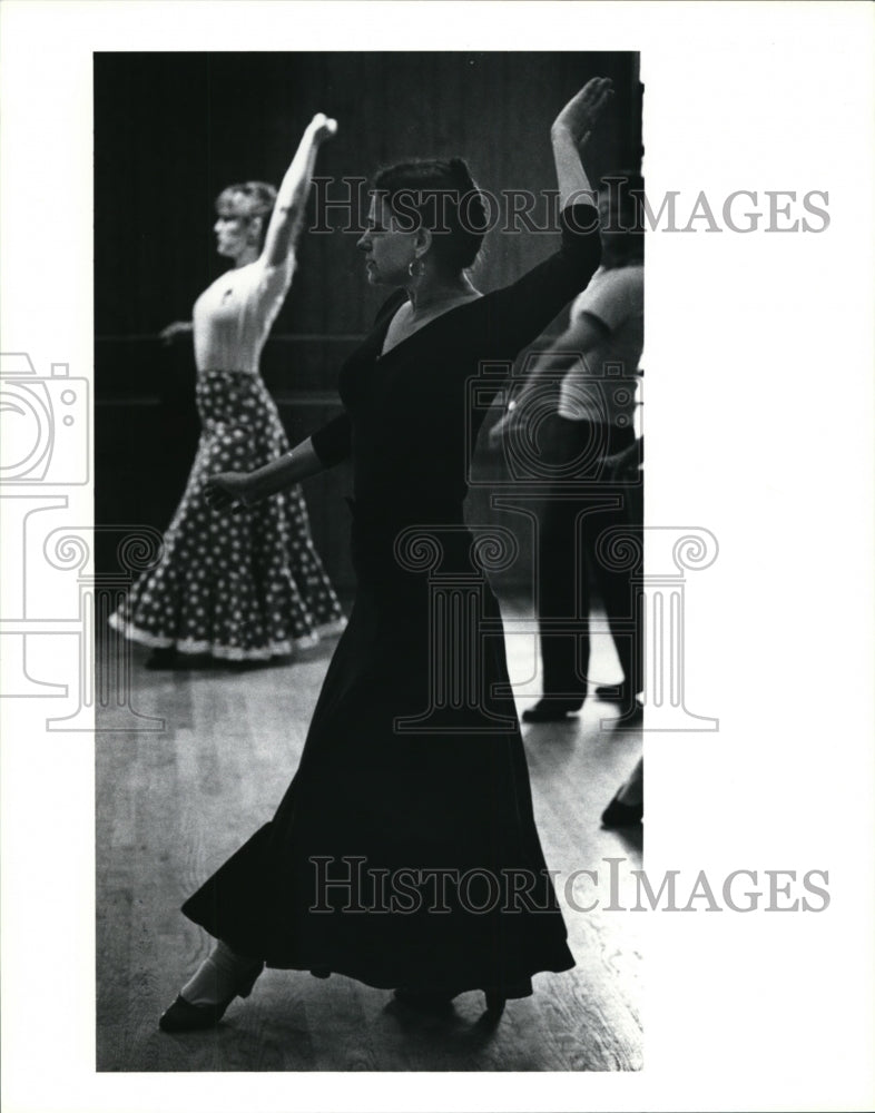 1990 Press Photo Carlota Santana teaches the Flamenco at the Fairmount Center - Historic Images