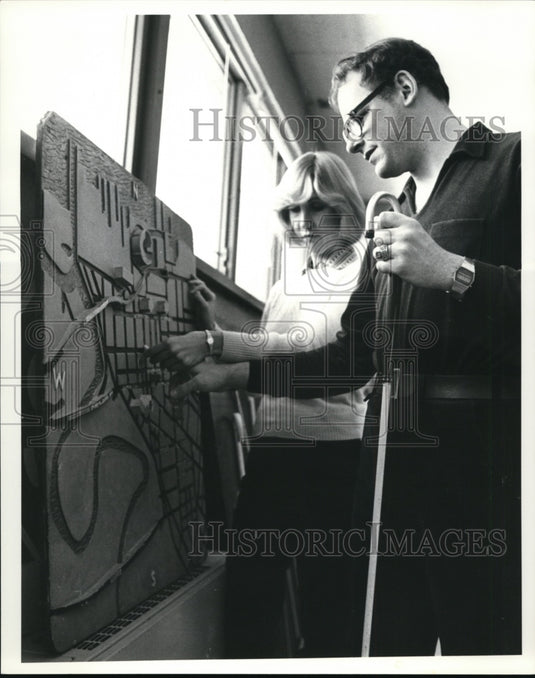 1981 Press Photo Cleveland Society for Blind-Pam Sauer & Donald Gough read a map - Historic Images