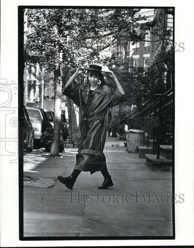 1986 Press Photo Cleveland Native Coat Designer in Soho, New York, New York - Historic Images