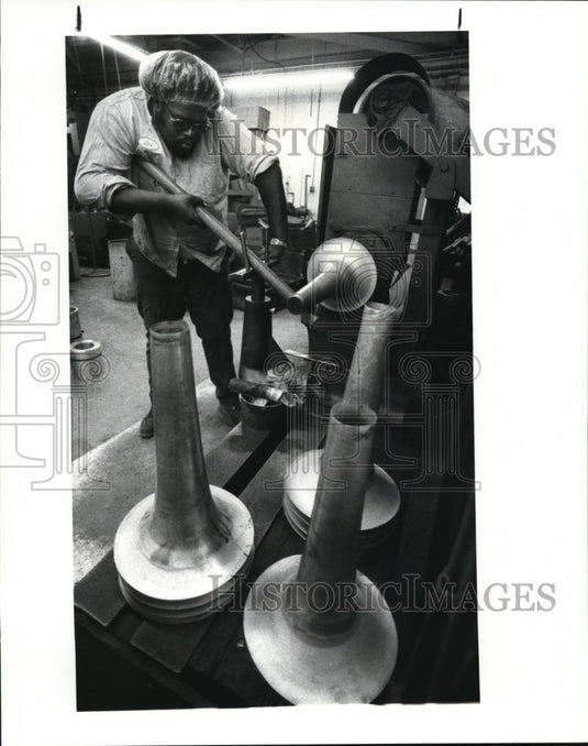 1987 Press Photo Carey Butts turn down a Baratone Bell at United Musical Instrum - Historic Images