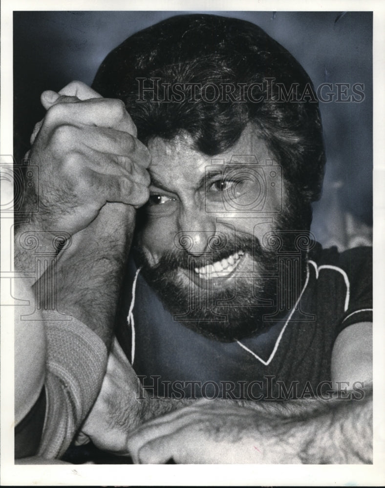 1981 Press Photo Jamie King-Wrist wrestling-Westgate Shopping Center - cvb29343 - Historic Images