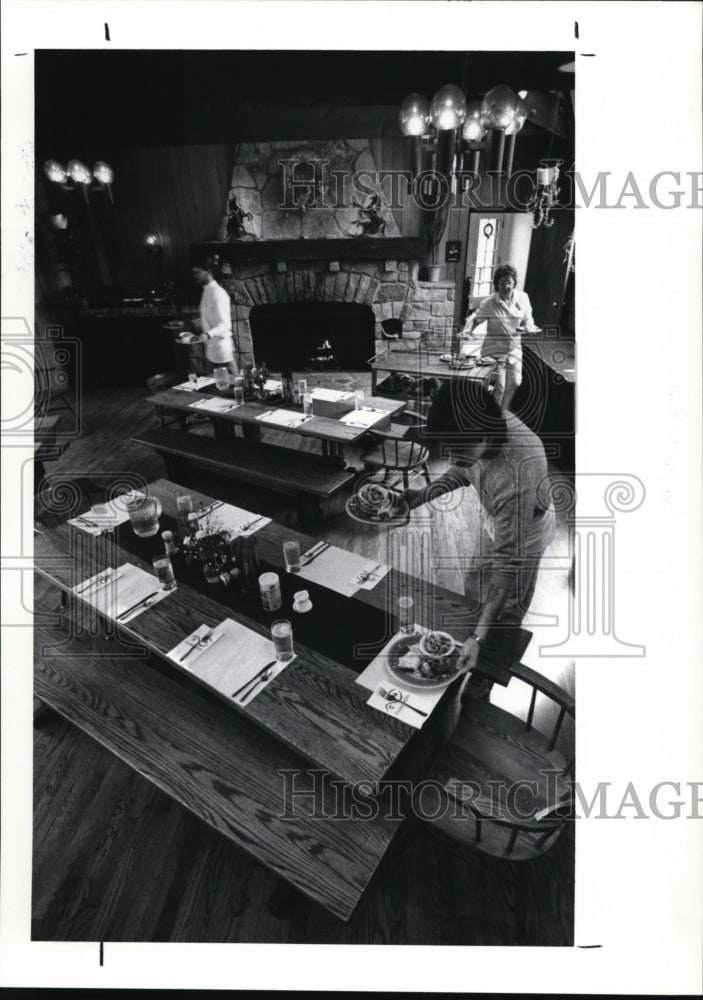 1991 Press Photo Joey Biello serves up a lunch meal at the Wishing Well Spa - Historic Images