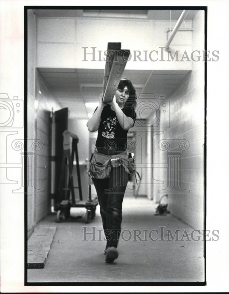 1987 Press Photo Lorraine Bertosa, carpenter for the Higley Co. - cvb29389 - Historic Images