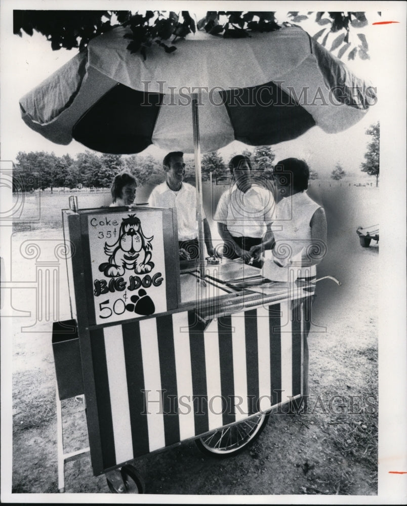 1975 Press Photo Mr & Mrs Samuel Manoloff & Mr & Mrs Leland Clunk selling Hotdog - Historic Images