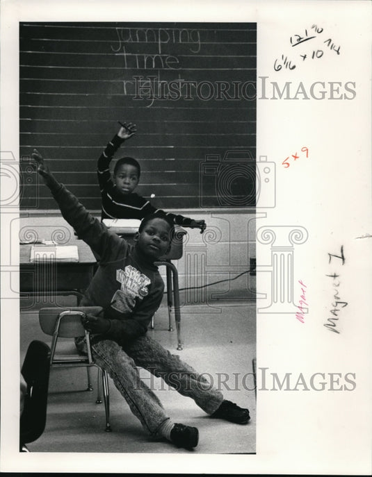 1991 Press Photo Michael Crawford in front & Johnny Little in math class - Historic Images