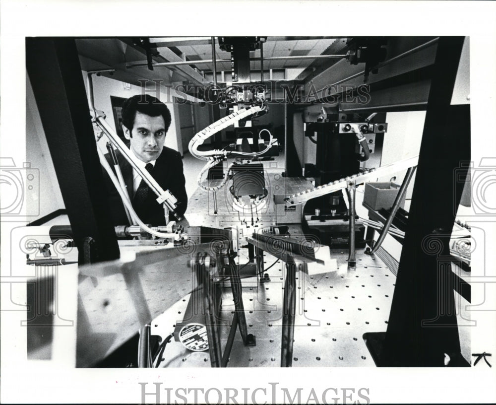 1984 Press Photo Robot at the Parker/Hannifin Corp. with Gilbert Bandry - Historic Images
