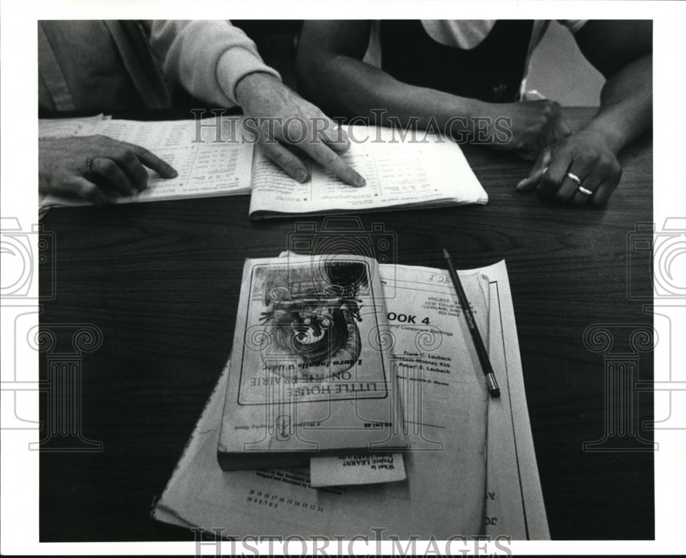 1991 Press Photo A student at Project Learn gets some individual tutoring - Historic Images