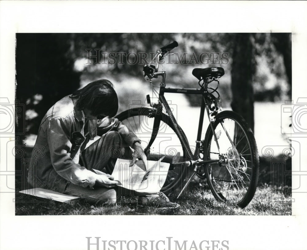 1988 Press Photo Mark Hopkins Under Tree AT Art Musuem - cvb29538 - Historic Images