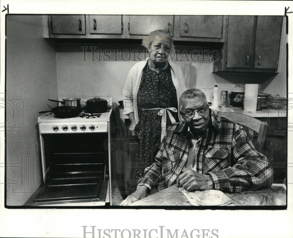 1985 Press Photo John Rowell, 94 &amp; his daughter Willie Mae of Carver Estates Apt - Historic Images