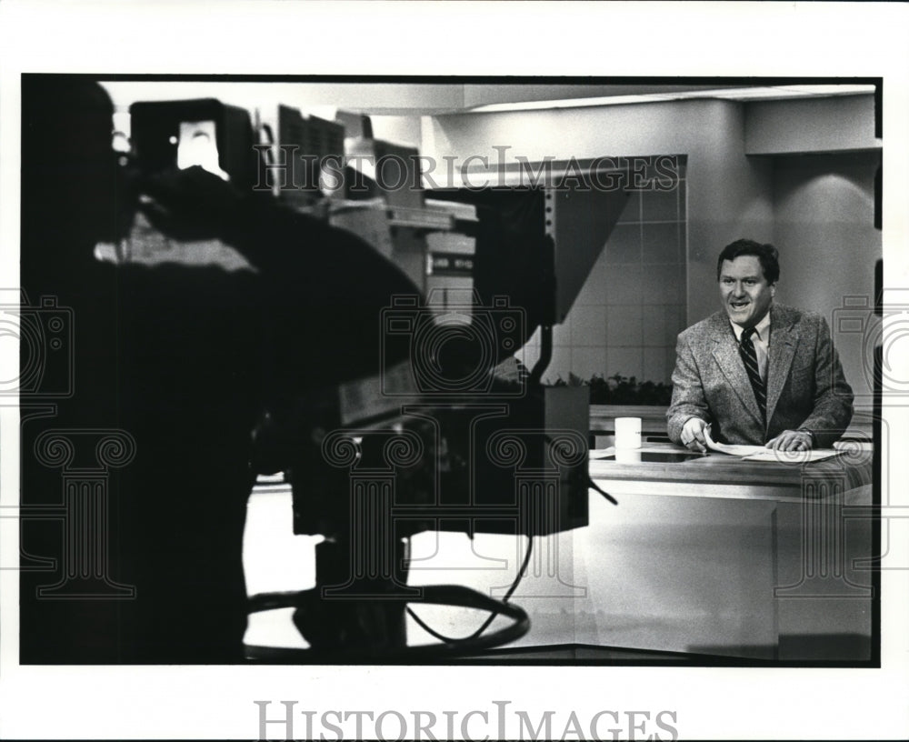 1988 Press Photo Dan Coughlin with sports on TV 8&#39;s new morning news - Historic Images