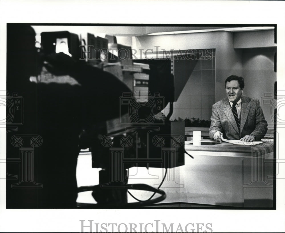 1988 Press Photo Dan Coughlin with sports on TV 8's new morning news - Historic Images