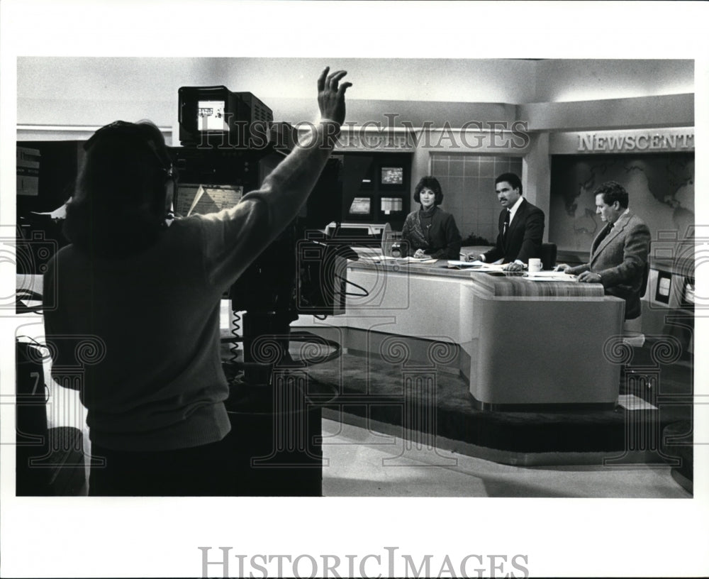 1988 Press Photo Camera person Linda Kufta Norman of WLW Channel 8 - cvb29580 - Historic Images