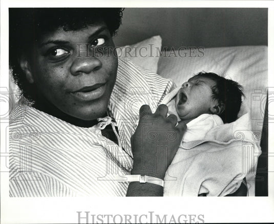 1987 Press Photo Mrs Janet Mosby & her new born baby - cvb29604 - Historic Images