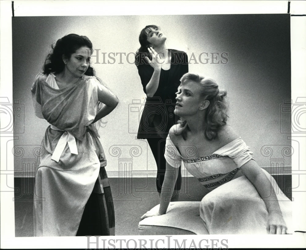 1987 Press Photo Ann Kitral, Sonya Robbins &amp; Tracie Mitchell in Connections - Historic Images