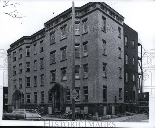 1973 Press Photo Carpenters robbed Apartments 1500 Block E86 - cvb29634 - Historic Images