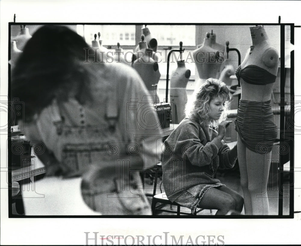 1988 Press Photo Lisa Pinkul repairs a tear in her swimsuit at KSU Fashion Lab - Historic Images