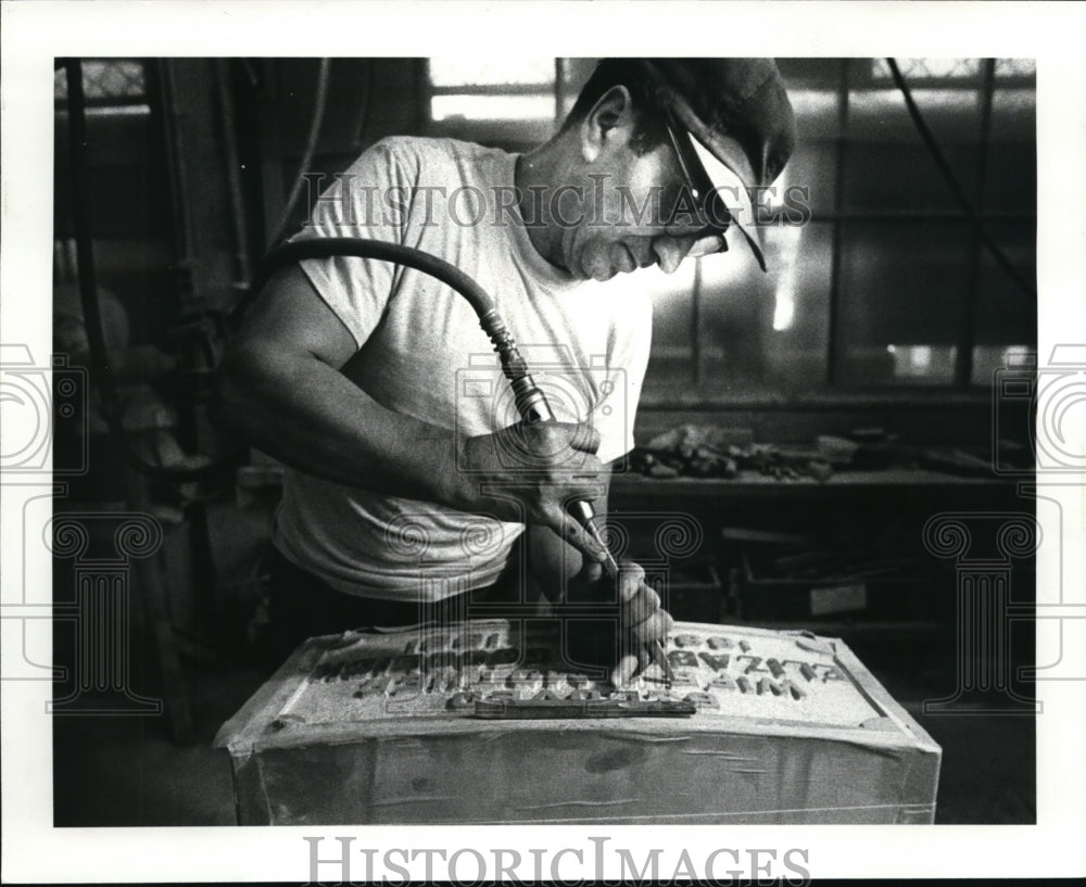 1982 Press Photo Joseph DiBlasio, letter cutter at Kotecki Monument Company - Historic Images