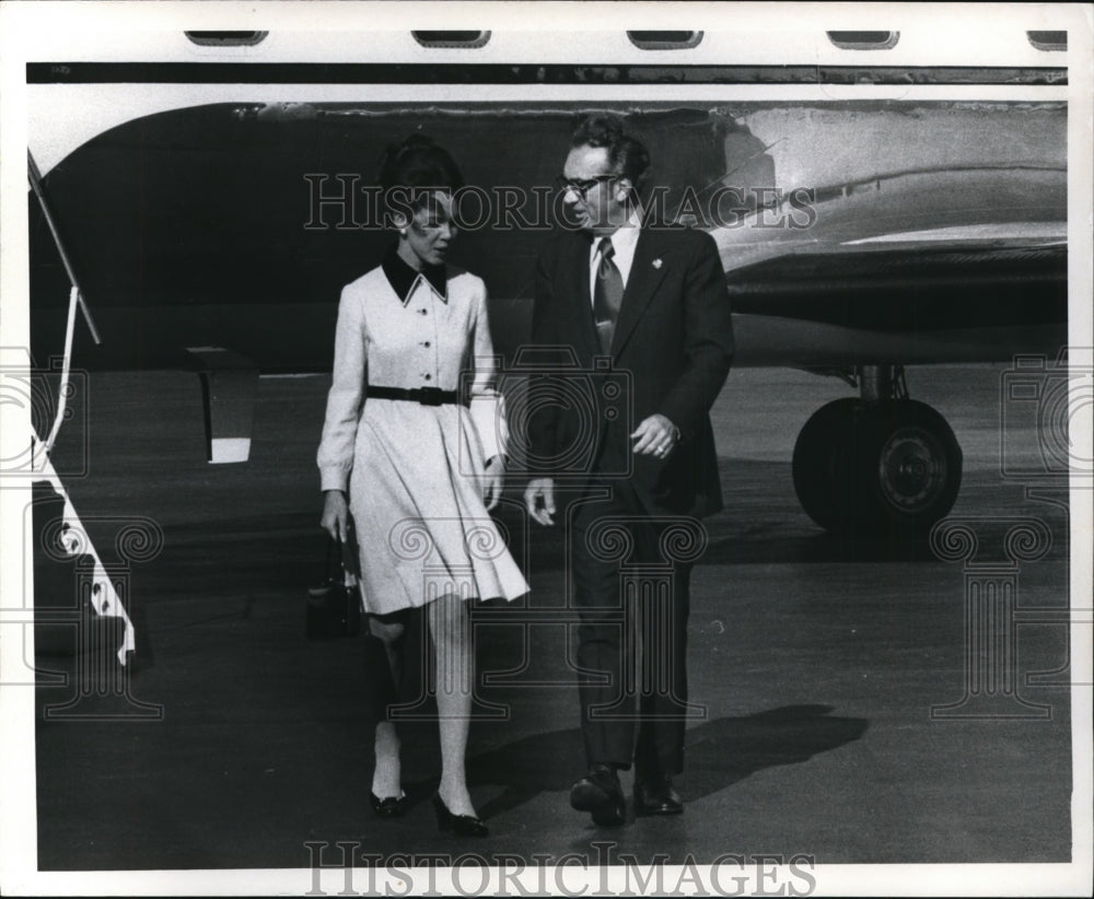 1971 Mrs. David Eisenhower visit Cleveland, welcomed by Mayor Perk-Historic Images