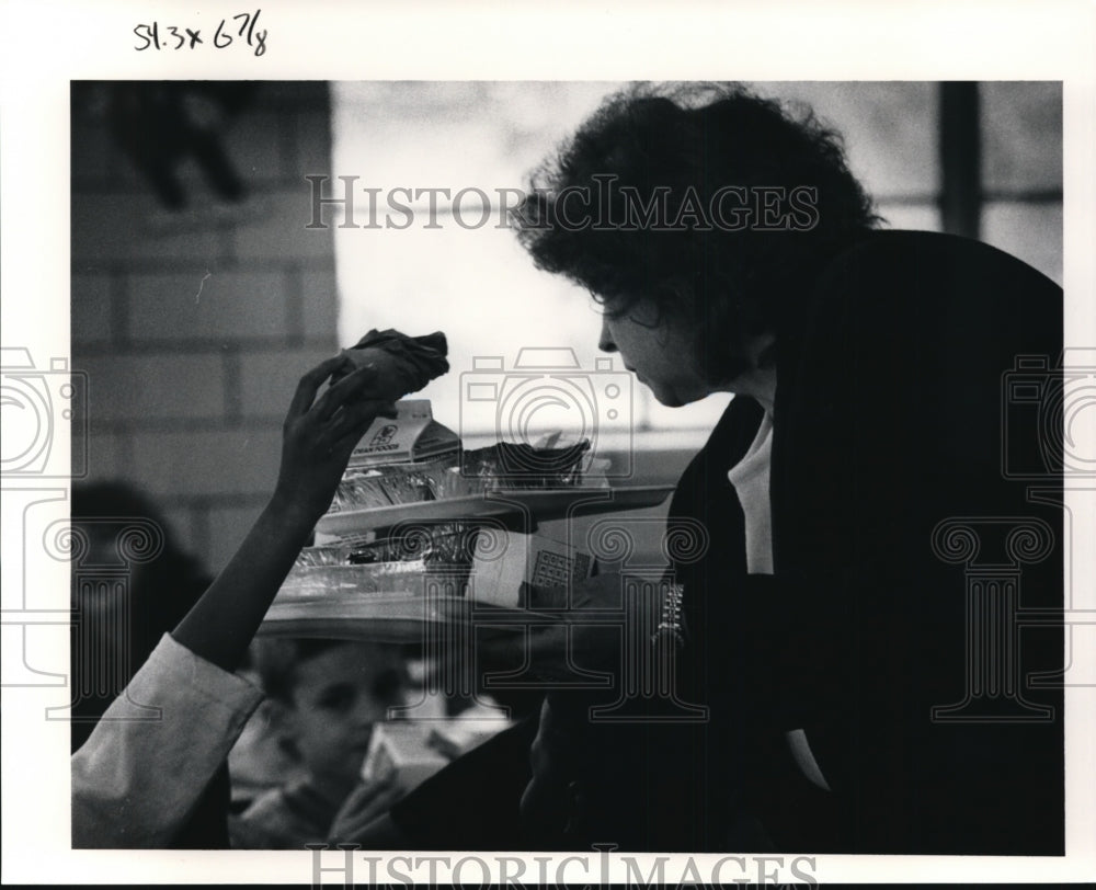 1991 Press Photo Principal Newton D Baker collects disposable after lunch - Historic Images