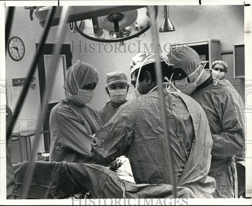 1981 Press Photo Surgical technician Lutheran Hospitals - cvb29748 - Historic Images