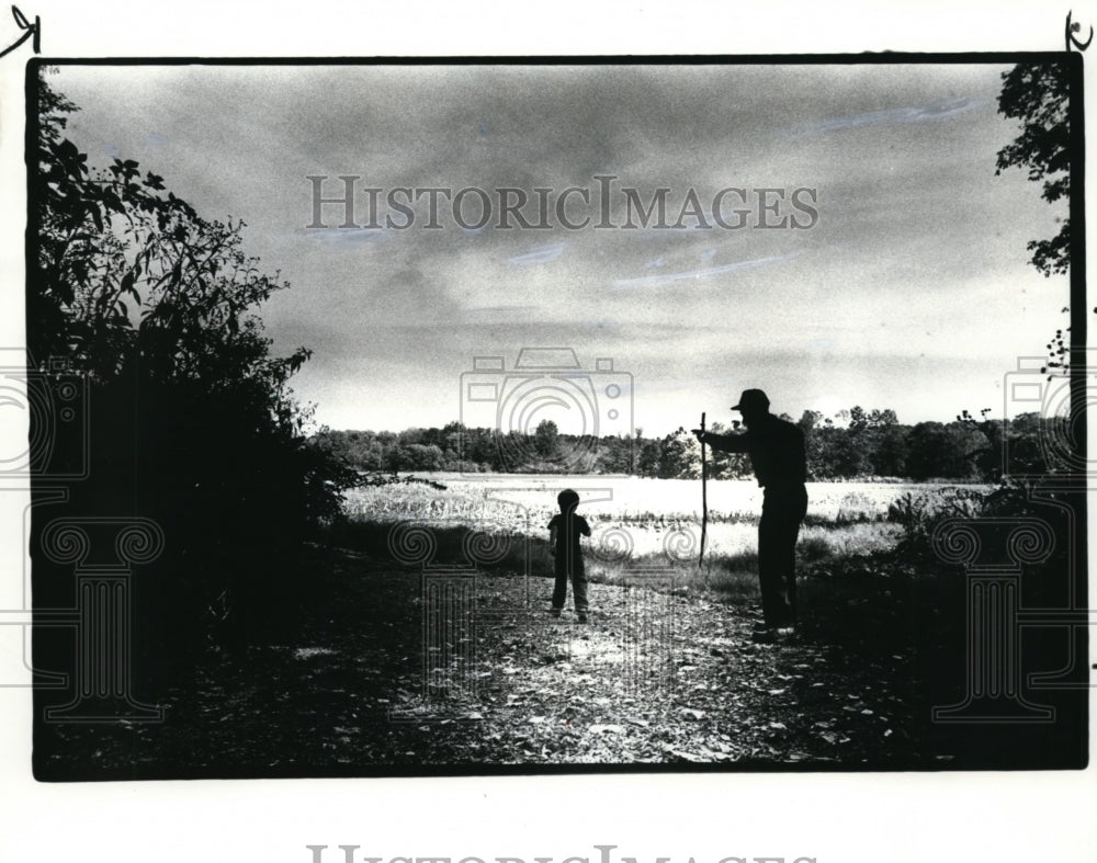 1985 Press Photo Older hiker showing younger one some of the sights - cvb29749 - Historic Images