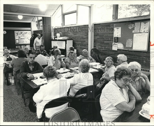 1980 Press Photo Senior Citizens gather for lunch & conversation at Painesville - Historic Images
