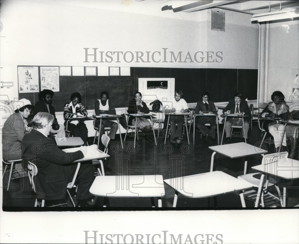 1976 Press Photo Wilson Jr High Desegregation group meetings, Cleveland - Historic Images