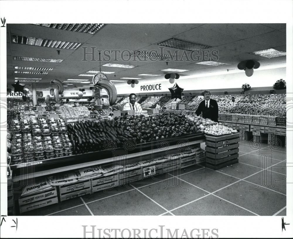 1992 Press Photo Rini Rego Stop Nshop - cvb29790 - Historic Images