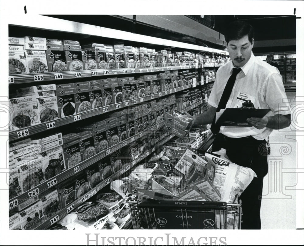 1991 Press Photo Neil Ferrin at the Heinens Landerwood Store - cvb29791 - Historic Images