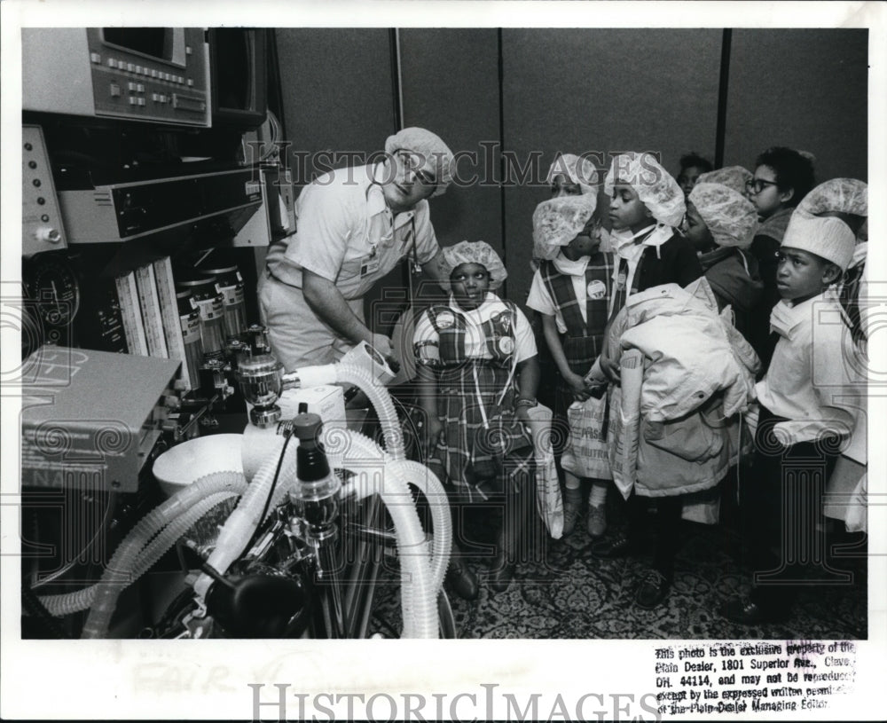 1989 Press Photo Cleveland Kids had hand-on experience at Children&#39;s Health Fair - Historic Images