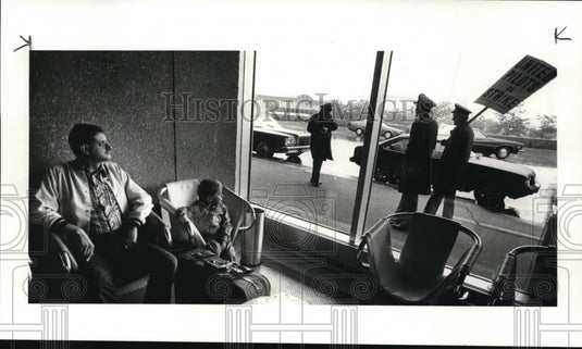 1985 Press Photo Adam Simon John Simon Watch Pilots Walk Picket Line At Airport - Historic Images