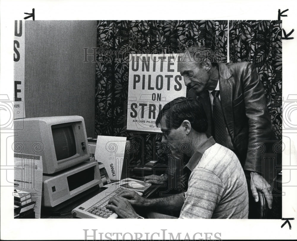 1985 Press Photo Bob Scherman Duane Harrison United Airlines Pilots On Computer - Historic Images
