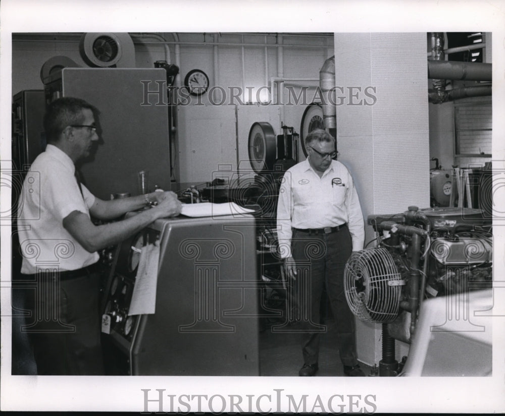 1971 Press Photo Robert Snyder Joe Young Standard Oil Company Check Engine Test - Historic Images