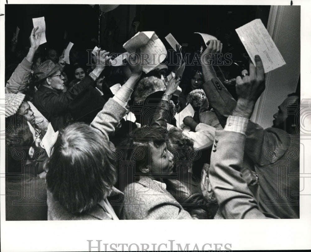 1982 Press Photo Standard Oil Company Protesters Hold Up Stock Certificates - Historic Images