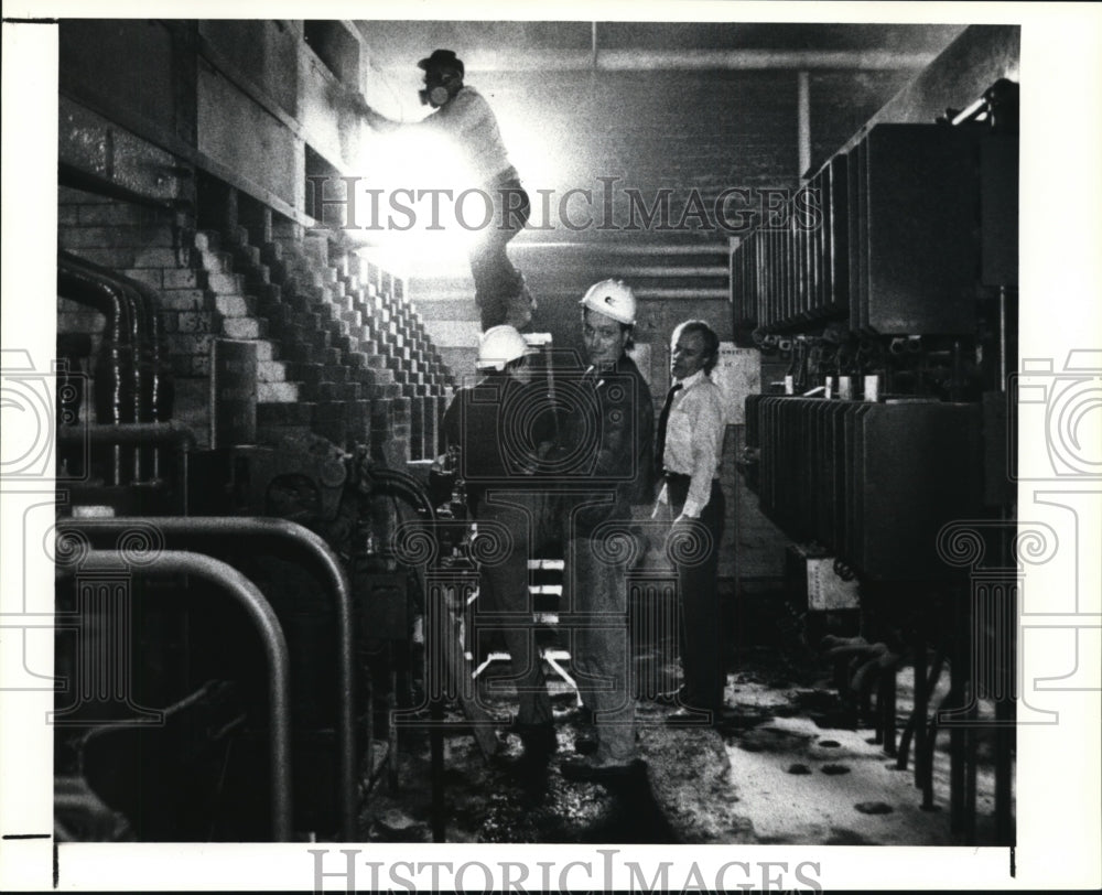 1991 Press Photo Cleveland Public Power Employees Work to Restore Power - Historic Images