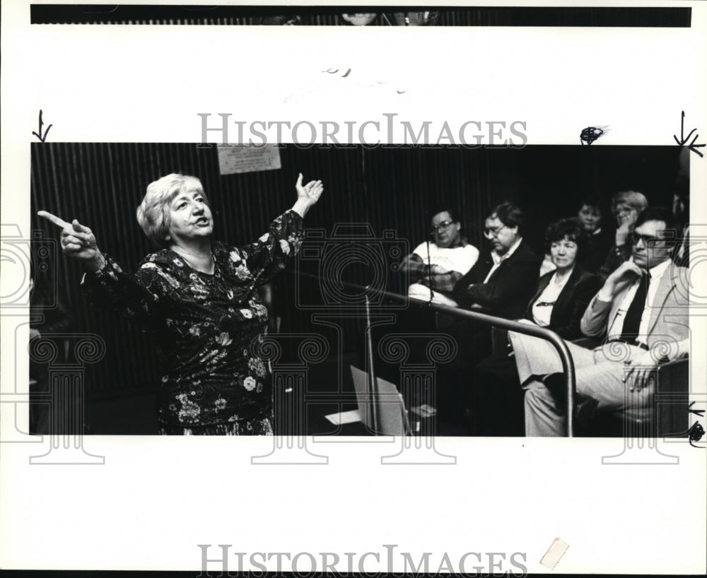 1985 Press Photo Gloria Olie Drama in the Courtroom Cleveland Public Theatre - Historic Images