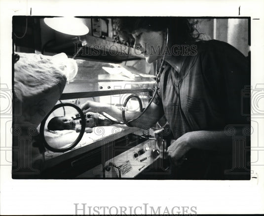 1983 Press Photo Rainbow Babies and Childrens Hospital Neonatal Intensive Care - Historic Images
